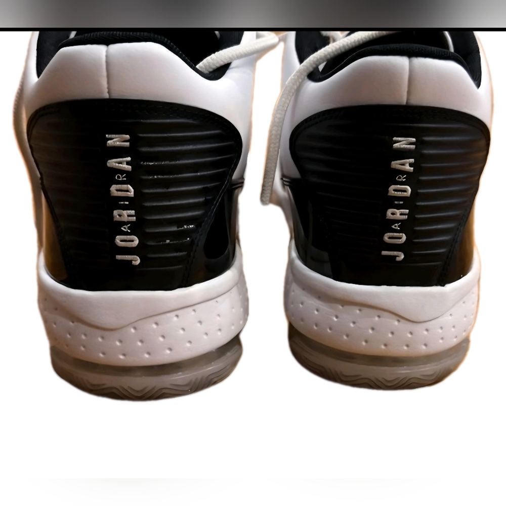 Air Jordan Max Aura 2 White / Black Men's Sneakers Size 9.5 (EUC) - Picture 7 of 9